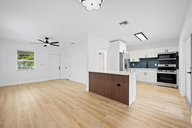 Building Photo - 1209 14th Ct S