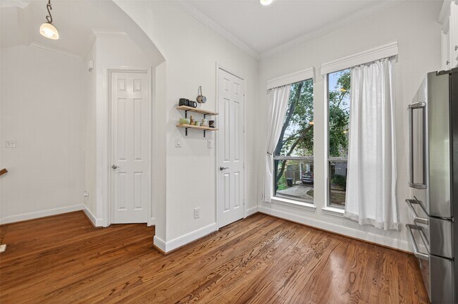 Building Photo - 2308 Bastrop St