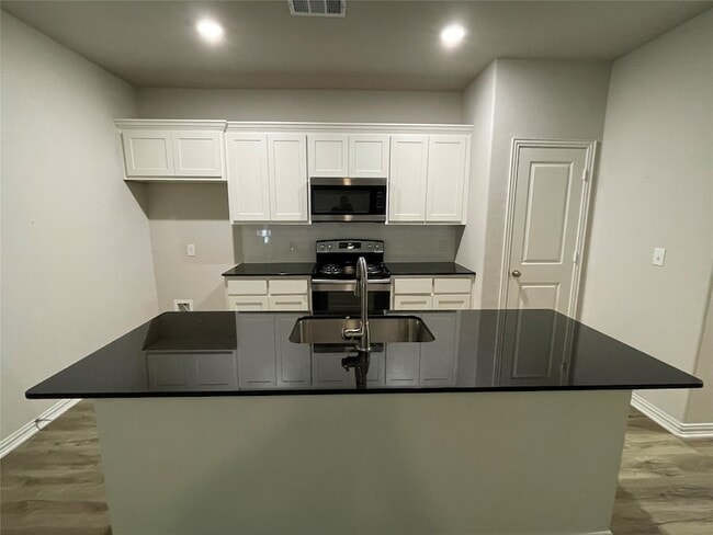 Building Photo - 2919 Peony Dr