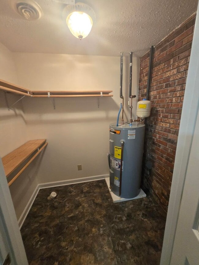 Building Photo - **Charming 3-Bed, 2-Bath Duplex Apartment ...