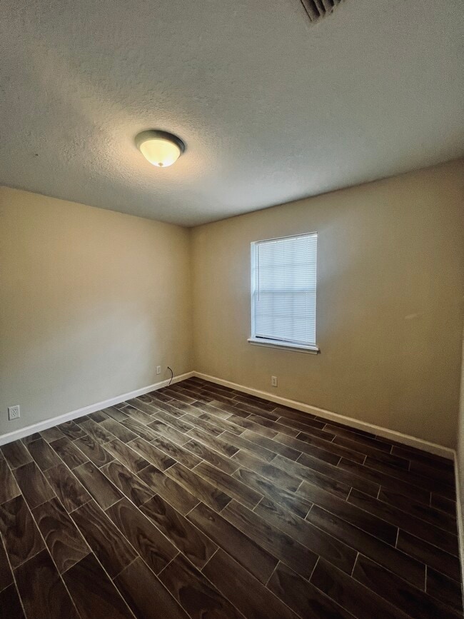 Building Photo - 103 Willow Lake Dr
