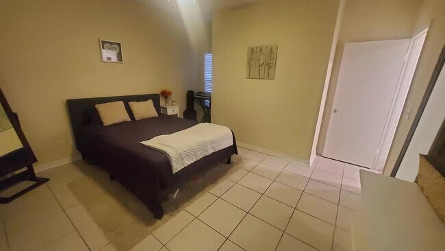 Building Photo - 12233 Armenia Gables Cir