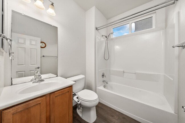 Building Photo - Spacious 4 Bedroom Home in Desirable Roseville Neighborhood