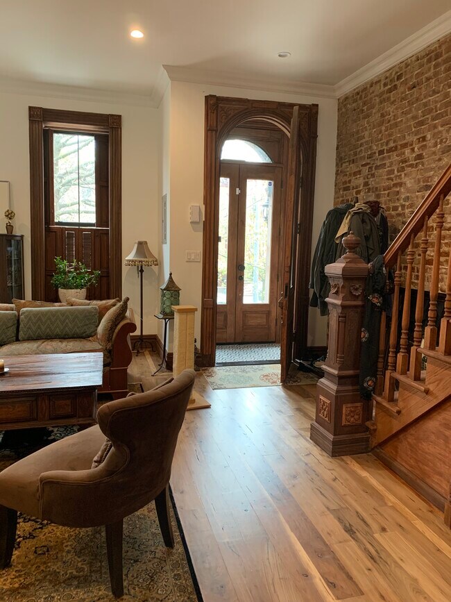 Building Photo - 559 Monroe St