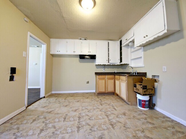 Building Photo - MOVE-IN SPECIAL: Cozy 3 Bedroom Home in East Lubbock