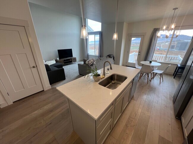 Building Photo - 987 W Coral Charm Way