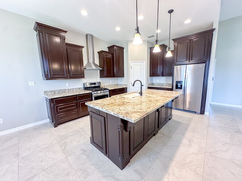 Building Photo - 814 Knotty Pine Ln