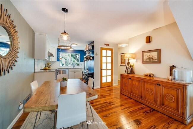 Building Photo - Beautifully Remodeled 2 bed/1.5 Bath Townh...