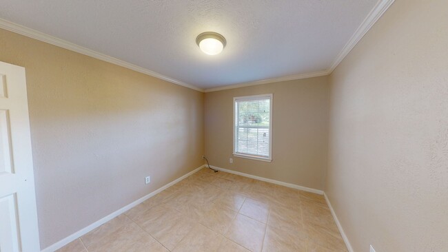 Building Photo - 2/1 Duplex Available for Immediate move-in!