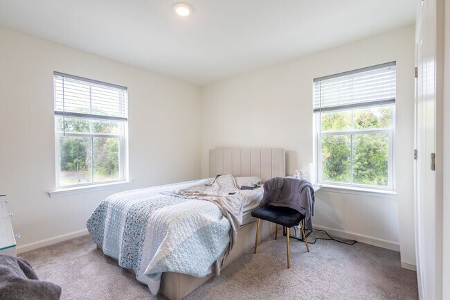 Building Photo - Stunning 3 BR/2 Full BA & 2 Half BA Townho...