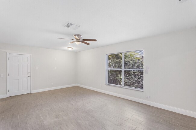 Building Photo - Renovated OVERSIZED 2 Bed/2 Bath at 140 Da...