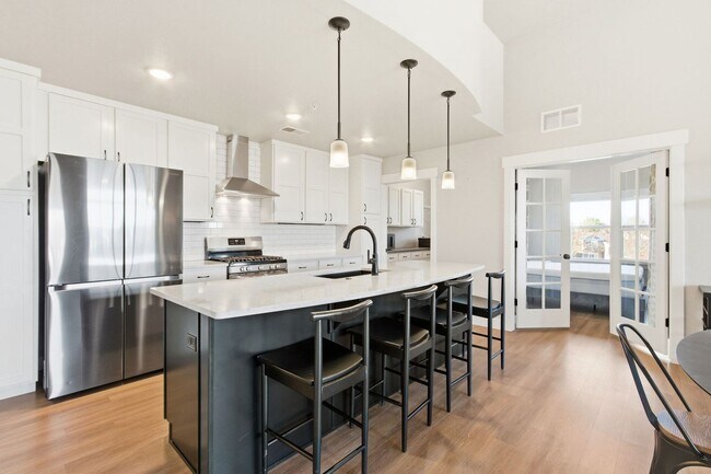 Building Photo - Bright and Modern Condo in Ideal Location ...