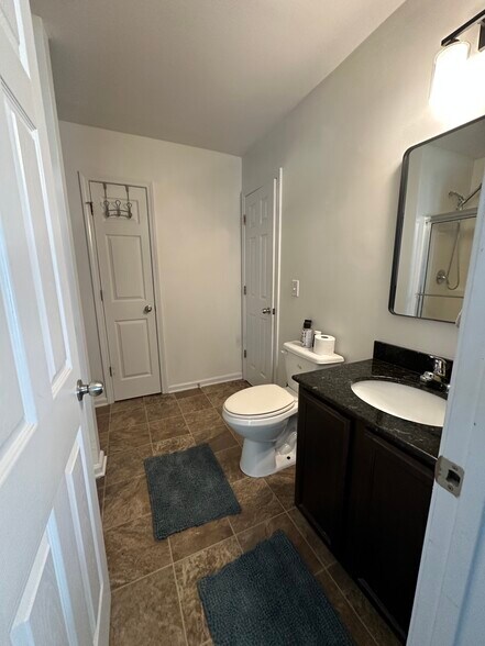 joint bathroom - 2215 Greene St