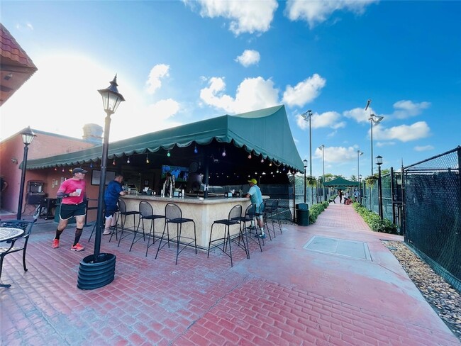 Building Photo - 660 Tennis Club Dr
