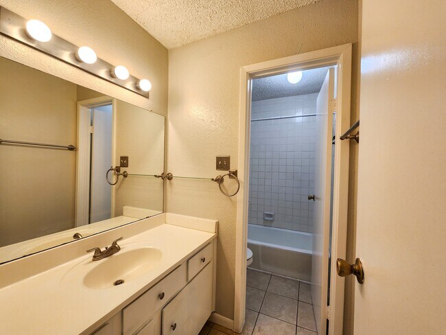 Building Photo - 17742 Kings Park Ln