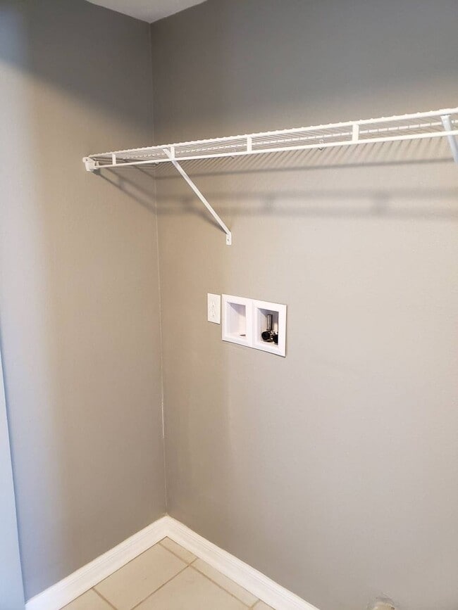 Building Photo - Great Efficiency Unit, Close to Tyndall AFB!