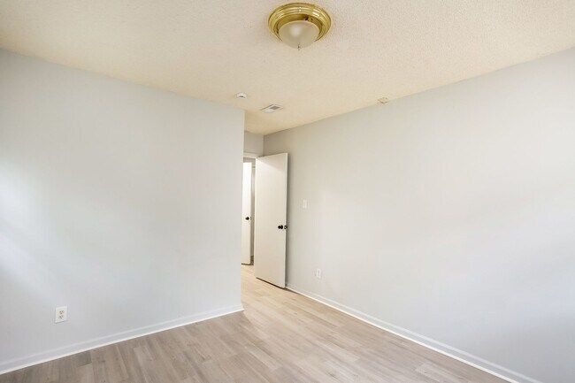 Building Photo - 4809 Thornwood Rd