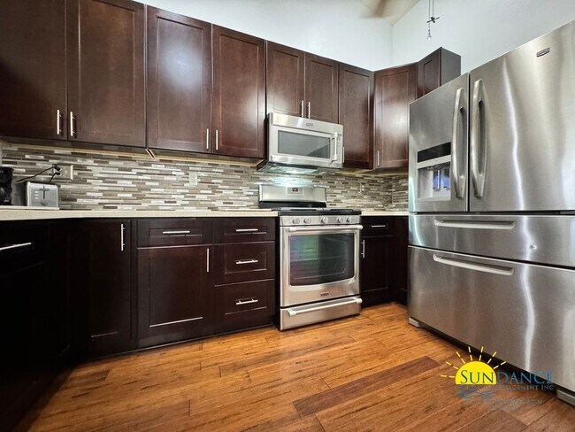 Building Photo - Stunning South Crestview Home with many Custom Details!