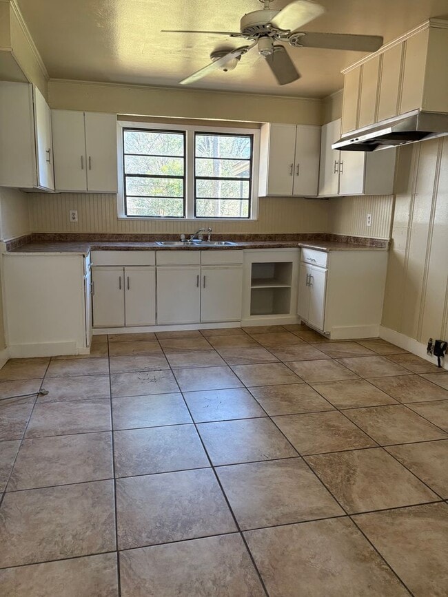 Building Photo - Amazing 4 bedroom/ 2bath house on beautiful lot!