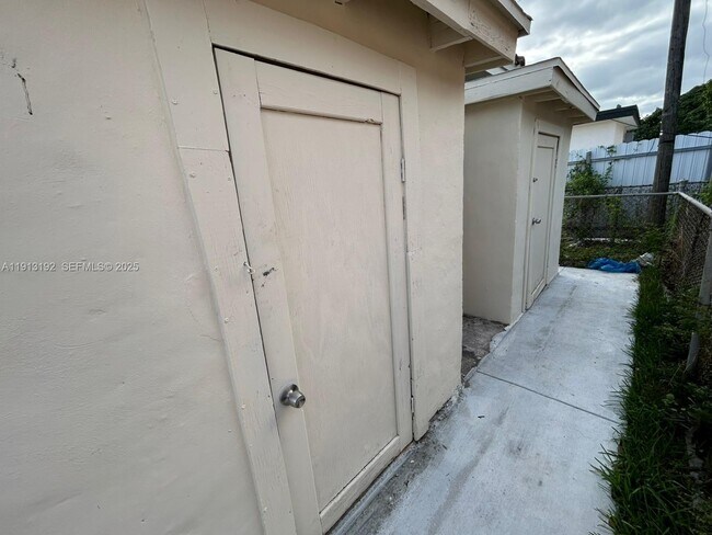 Building Photo - 610 E 8th Ave