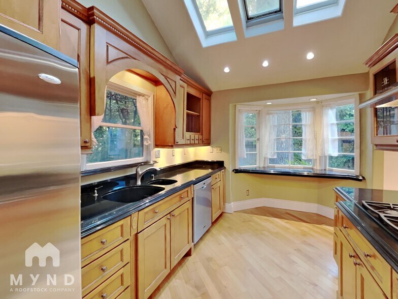 Building Photo - 1213 10th Ave