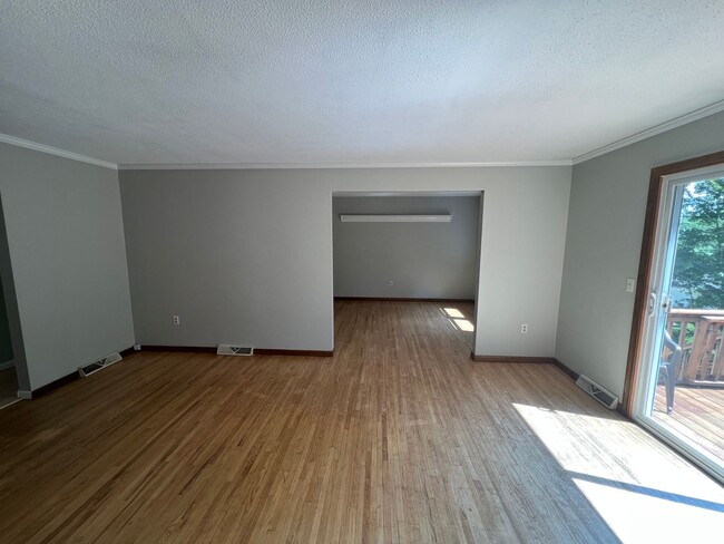 Building Photo - Spacious 3 Bedroom Ranch