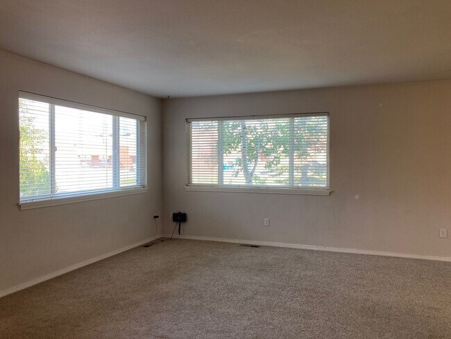 Building Photo - 2512 Daisy Dr