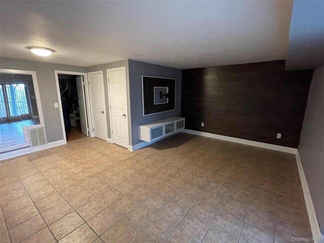 Building Photo - 18 Brewster Woods Dr