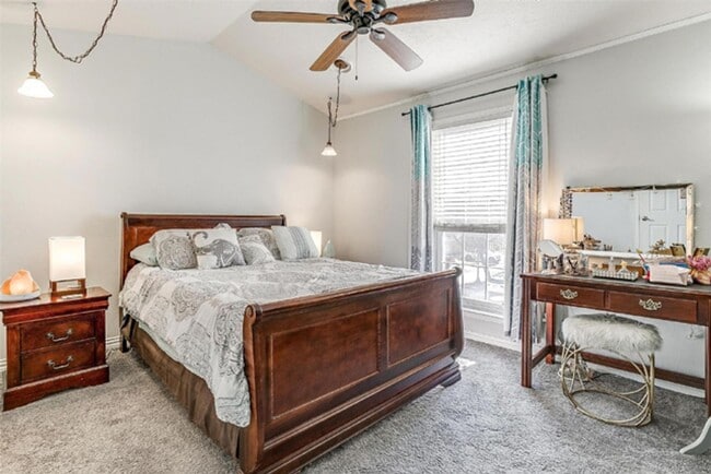 Building Photo - MOVE IN SPECIAL 3rd month FREE - Lovely 2-...