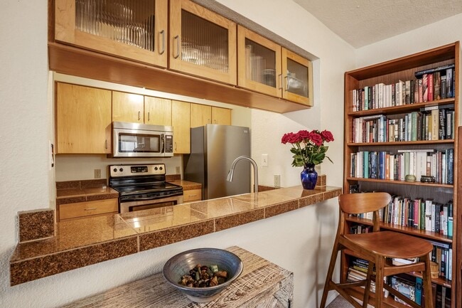 Building Photo - Light-Filled Upstairs Condo in a Prime Loc...