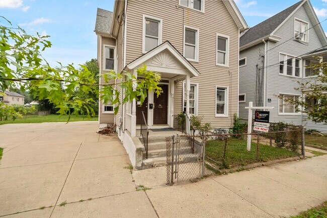 Building Photo - 354 Poplar St