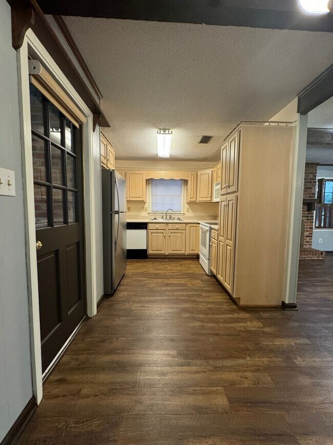 Building Photo - 702 Sandhurst Dr