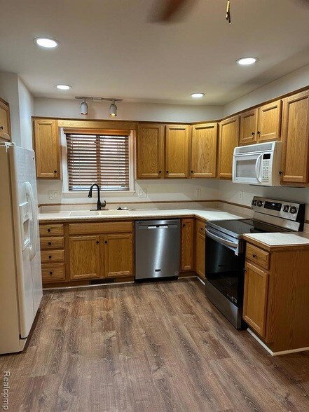 Building Photo - 6939 Alma Ct