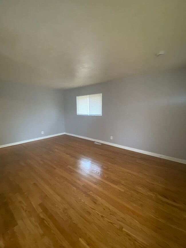 Building Photo - 3 Bed 2 Bath house with finished basement