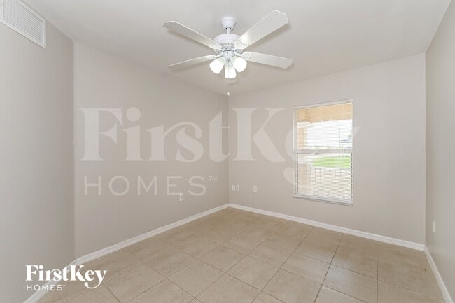 Building Photo - 2112 NE 14th Ave