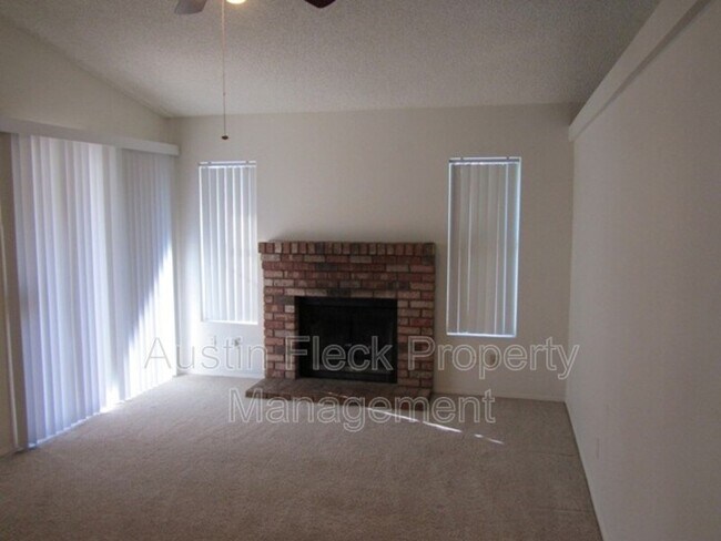 Building Photo - 1443 E Jasper Dr