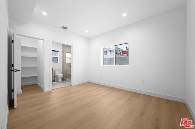 Building Photo - 839 1/4 N Detroit St