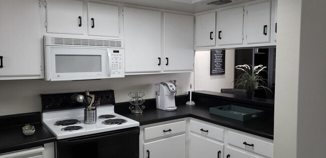 Building Photo - Beautiful  Furnished 1/1 condo x Rent  in Winter Park Next to Full Sail University !