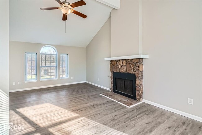 Building Photo - 2801 Custer Dr