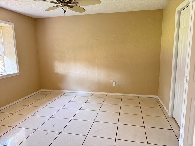 Building Photo - 228 Meadowlawn St