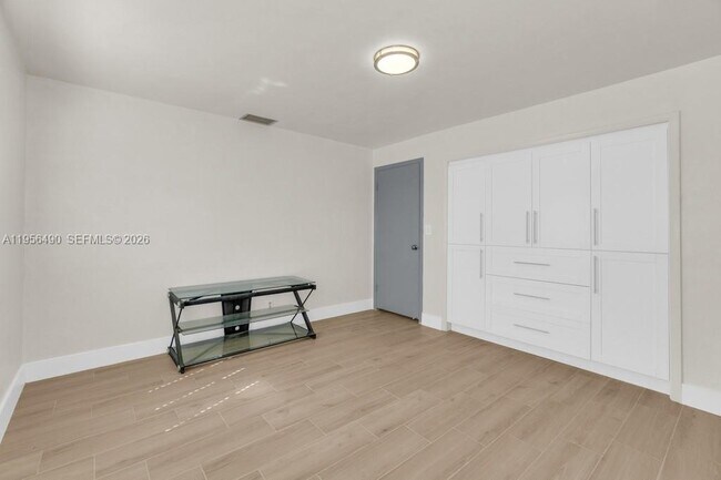 Building Photo - 1101 NE 24th Ct