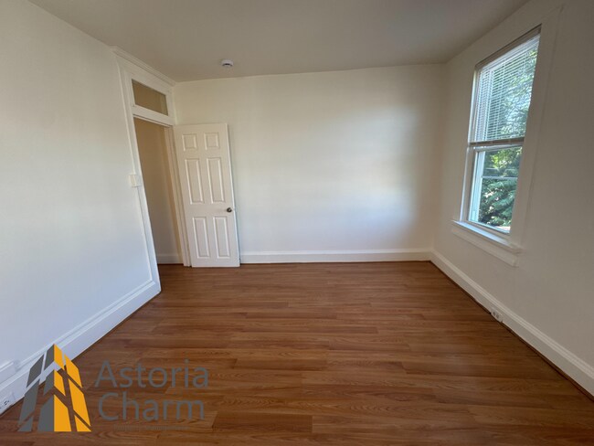 Building Photo - Comfortable 3-Bedroom with Hardwood Floors...
