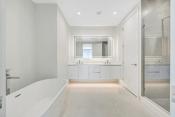 Building Photo - 220 Lake Shore Dr