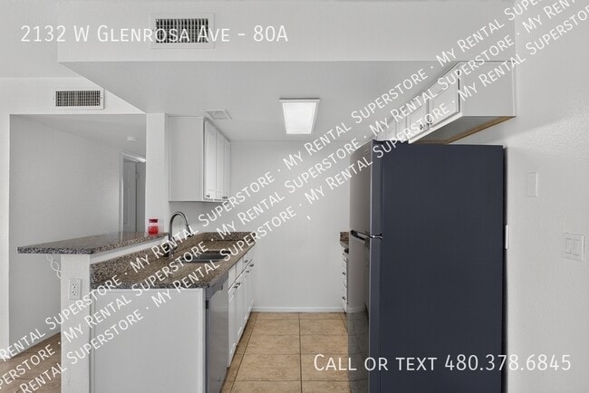 Building Photo - 2132 W Glenrosa Ave