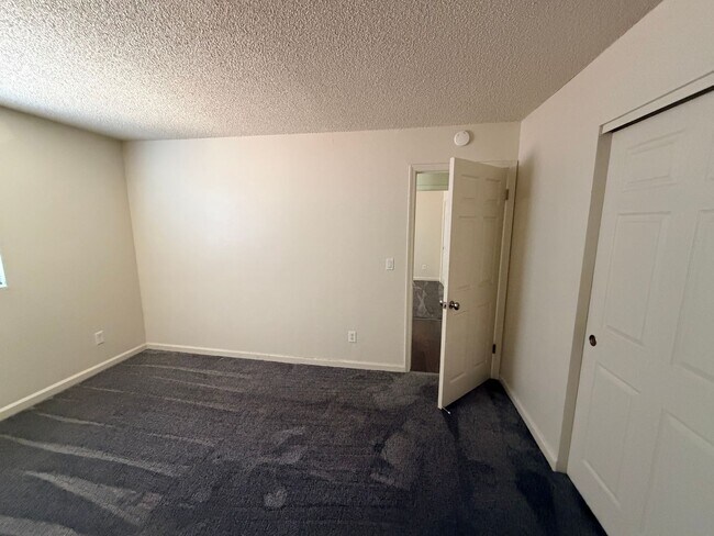 Building Photo - Reno Duplex - 1 Pet Friendly, Garage, Dishwasher, Washer/Dryer Hookups, Central A/C