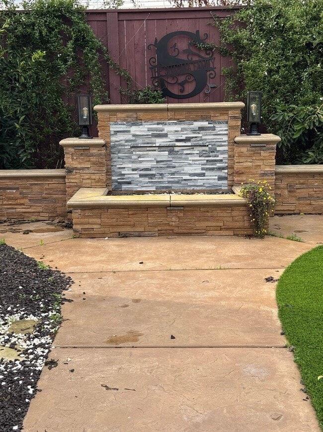 Building Photo - A Great House to Call Home!