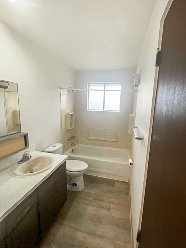 Building Photo - Charming 2 Bed, 1 Bath Duplex in the Heart of Cheney