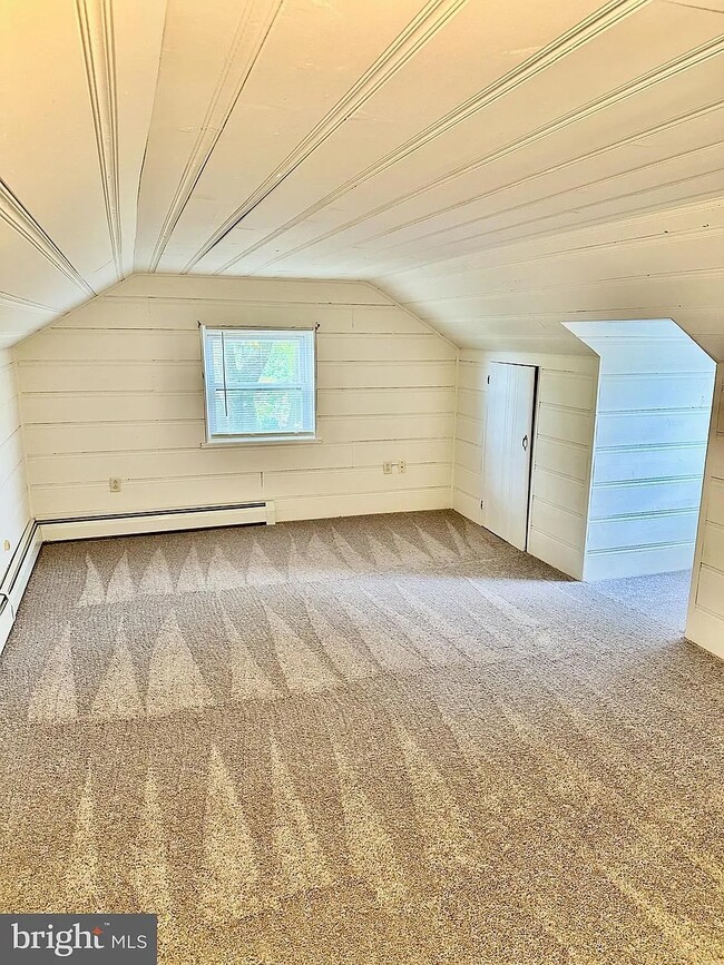 Building Photo - 602 E Maple St