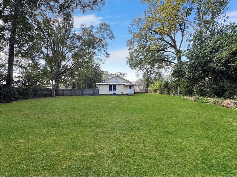 Building Photo - 521 10th Ave