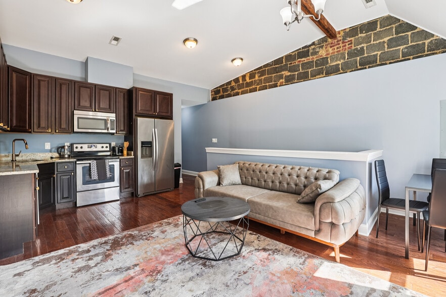 Building Photo - 1332 Levis St NE